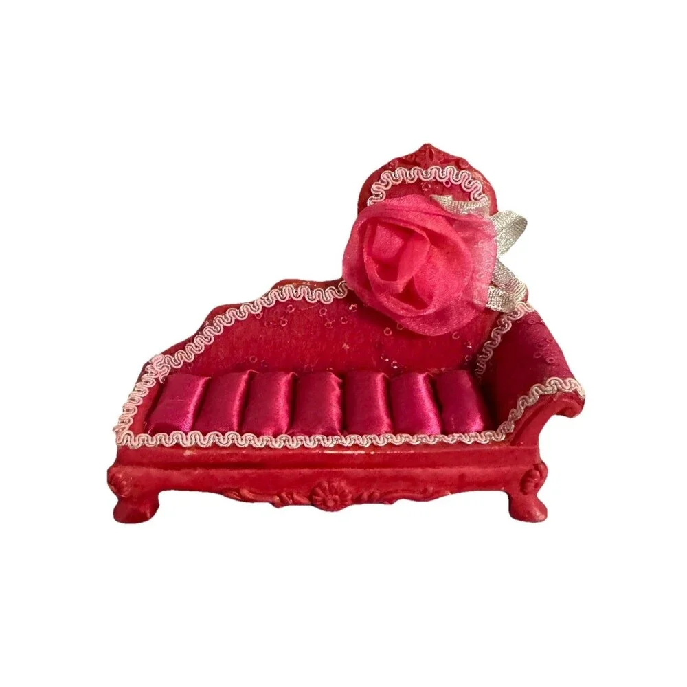 Rings Display Stand Sofa Lounger Shape Lovely Magenta Ring Holder